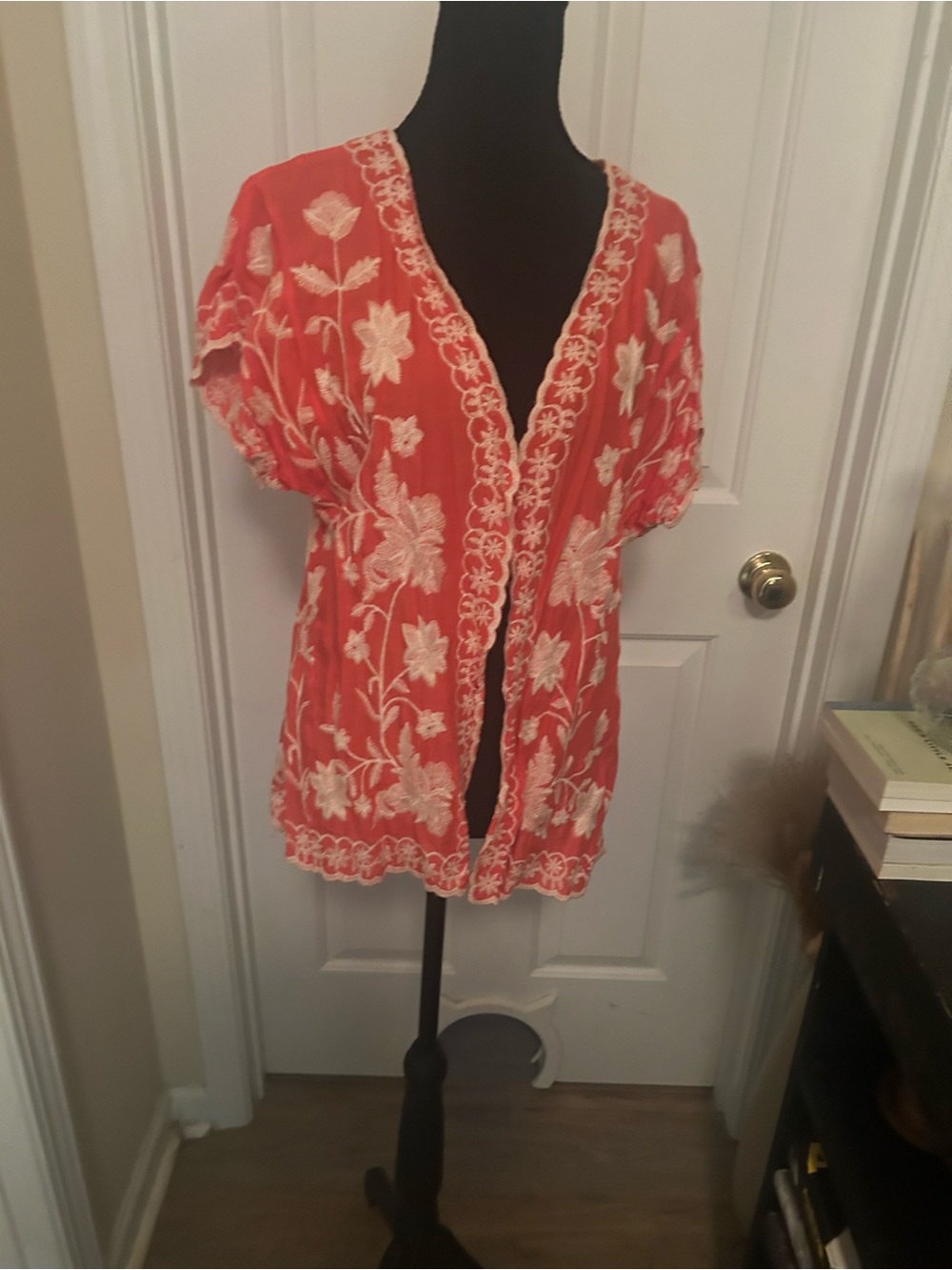 Solitaire Coral kimono with White Floral Embroidery